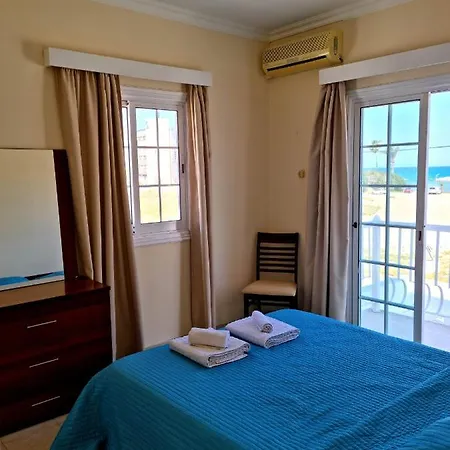 Oroklini Coast Holiday House 度假居 *